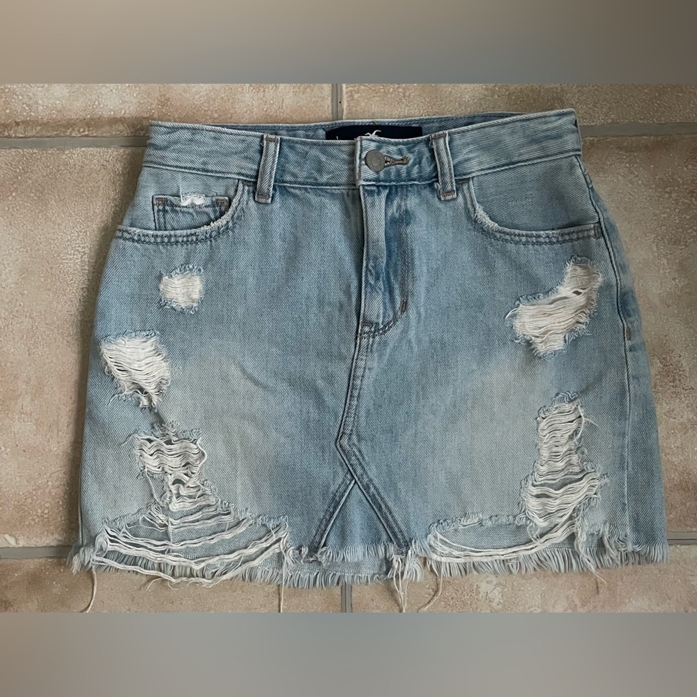 Hollister light wash distressed mini denim jean short with pockets; size 1 /25”